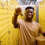 African American man stands with keys and a box near storage containers, the cells are numbered SSUCv3H4sIAAAAAAAACpxSTY/cIAy9V+p/GHEuUoBMEvavVD0YMBO0TBgB2apazX8v5GPEqrfmFD8/2w8/f37/drkQBclp8nb5rFGJnfdryhGyC0uBux8HHnExGFvkI4qhawFwbYTG5RAd+BZUkPW8wB0LuKzeV/i5JUnKkNeEqdGS5jVnjCkH/V5g1rA1ZLyV9l/451t+7vHlTGzJUlFShBxS9gGr2rAT2pv/V+X+8+u1ixsu+k/V9mxUR/QI+xsPjURcB9sZpahk3Uh7bhWd2CjpJO0kJEocjDgnEwnjtbedpGDVRPvJMgqlvJCHYdTWQiemTdKug7z/Luu7bys6FMBqXGhW9hE0+EoQjUxwD4jwpe4RnXbLrUFCnrd7ODvpsC451icTzuRLsg/hAcpXw22ZhCc+Q0qlwpx46205wHBvRi0hbzs7LCCmmF9DJoSQor9O5ZOMcz4chP2WZlf6bIpOjevDBzBYh74M/ufKBtlPI+dXvjNa/zaOM+1iXG1GjBTApeloPzJLGUOkiglFkfUGrVUKlSnGPP8CAAD//wMAjk6zOXQDAAA=