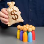 Businessman holding dollar money bag over group of people figurines. Allocation of budget money for social projects. Preferential loans for entrepreneurs and businesses. Social support, assistance. SSUCv3H4sIAAAAAAAACpySwW7DIAyG75P2DhHnRkpCk2Z7lWoHB9wGlUIFpNNU9d1nIKnYdbf4s/3bP87j/a2q2AReCfZZPWJEsdJ68cFBUNYQbnYrd2gkupLcHR+aEoAqI5QqWKdAl3CCIGYDVyRoFq0jfqYk8wHC4tHHXVYkIOCZNDJ8SeSFjzmutkRKUgelGNsVzC9TYhvK4v/qzB9fL8NnNOInLVwYcagRspFjLmWX74DuWlqDRSpbuLpbAToW8EIJ1A0c/Om7OSWUORfEhjndZVMSdjHBxa1eZpi29gaTjq9+ojG48Rm8p3K58WK2oL/AXos5xobkaVVlko4Tw5bzfs+7dug/xq4/DId2LcgHnRXppHU2IYrFRcnSlYobsBPgJFuJddc0ot53B6ihG7Dm/TiMXI44tZJu8fwFAAD//wMAY0eU3rkCAAA=