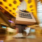 lojista preparando estoque para a Black Friday 2026 com boxes de self storage organizados